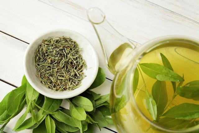 Uống quá nhiều trà xanh gây hại gì?
